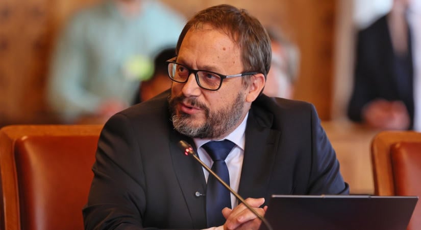 Brutális nyugdíjemelés és adócsökkentés jön: Megérkezett Kármán András bejelentése, milliók pénztárcája telik meg