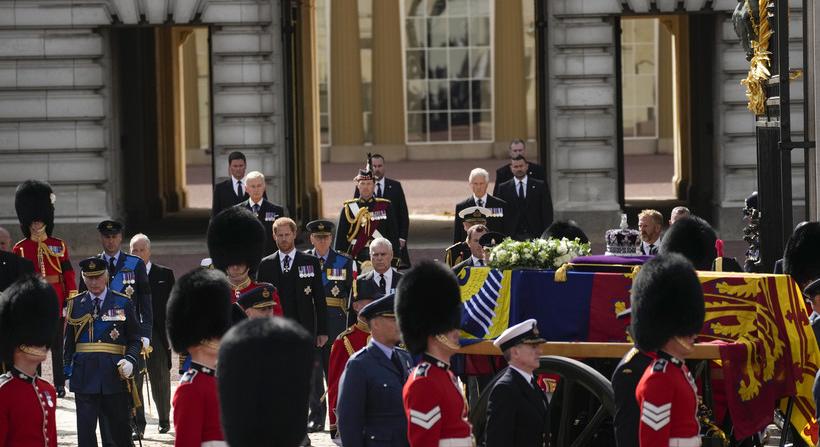 Felravatalozták a királynő koporsóját a londoni parlamentben