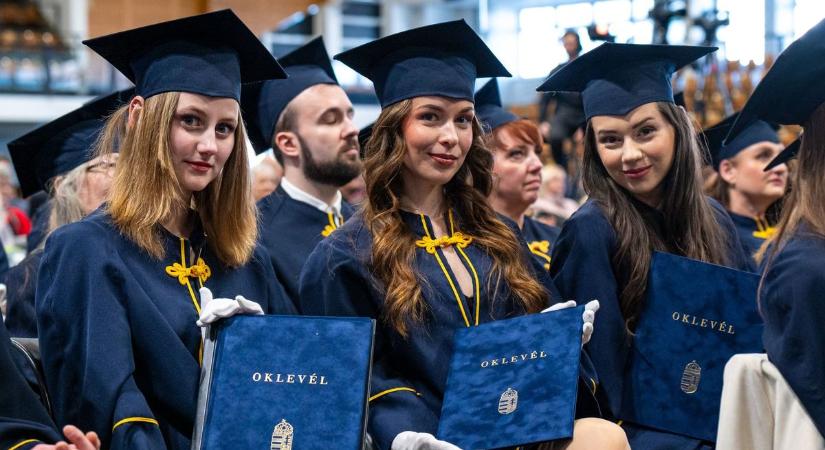 Folytatódott a diplomaosztók sora a győri egyetemen, Görbicz Anita is átvette diplomáját – galéria