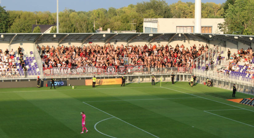 A futball ünnepe és a gyűlölet hangjai…