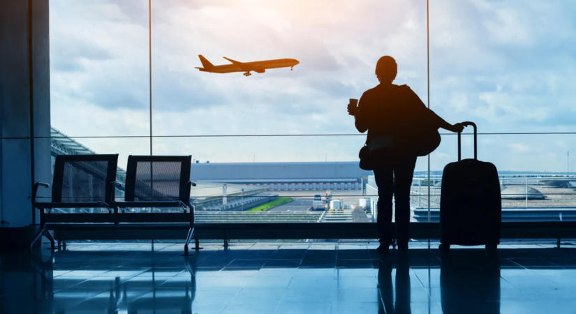 Káosz a repülőn, a vészkijáratot akarta kinyitni az utas 9000 méter magasan