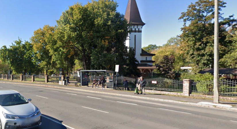 „Visszaadnak” három debreceni buszmegállót
