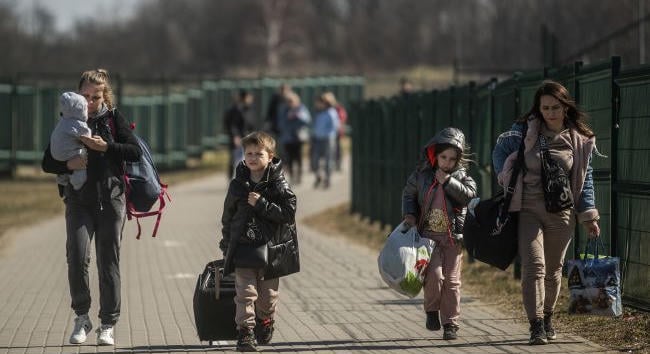 Ukrajna az orosz légitámadások miatt áthelyezi a határellenőrző pontjait a szomszédos országok területére