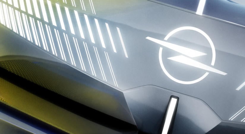 Friss fotókon az Opel hamarosan érkező kombija!