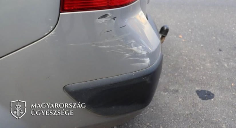 Ittasan tolatott neki egy parkoló autónak, majd elhajtott