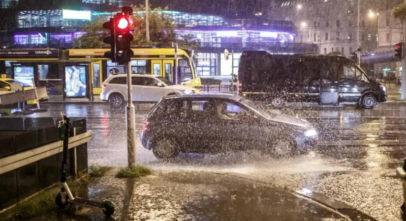 Így pusztított a vihar Budapesten: ötven helyszínen kellett beavatkozniuk a tűzoltóknak