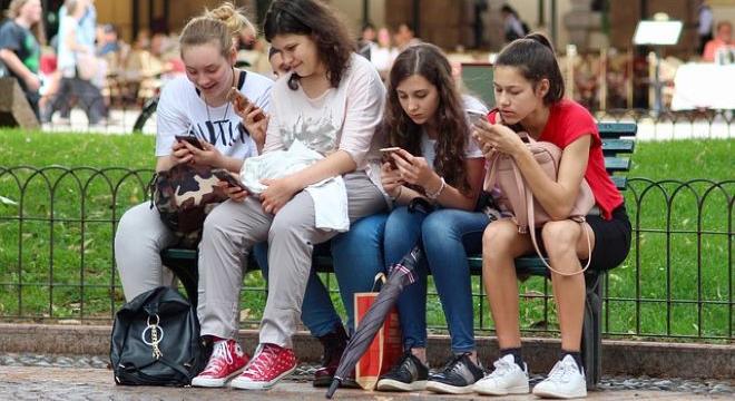 Az információfüggés úgy hat az agyra, akár a drogok