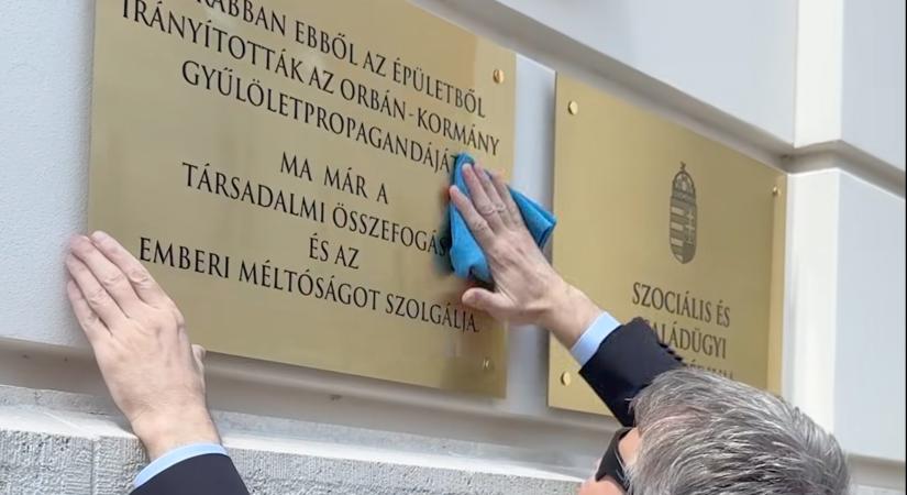 Emléktáblát kapott Rogán propagandaminisztériuma a szociális és családügyi minisztertől