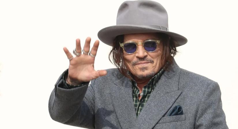 Johnny Depp ősz hajjal és szakállal lépett rajongói elé: rá sem lehet ismerni az egykori kalózkirályra