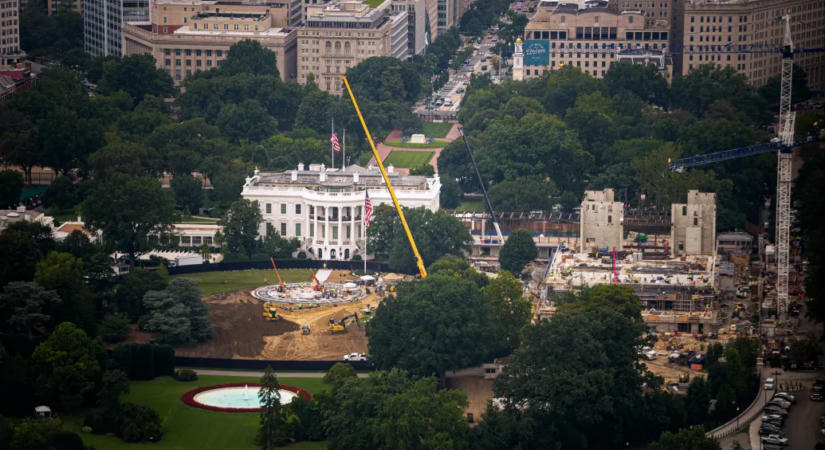 Az amerikai Legfelsőbb Bíróság ideiglenesen engedélyezte, hogy Trump folytathassa a monstre bálterme építését