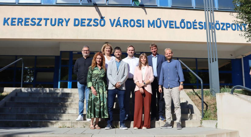 A planetáriumtól a zongorás jógáig – Ismertették a Keresztury VMK őszi programjait