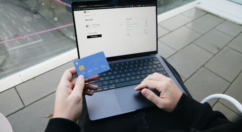 AI-ügynökök több mint 600 000 kártyaadatot loptak el, 27 céget érintett a támadás