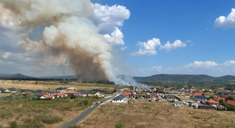 Hatalmas tűz tombol Tapolcánál, a legmagasabb riasztási fokozatban dolgoznak a tűzoltók fotók, videó