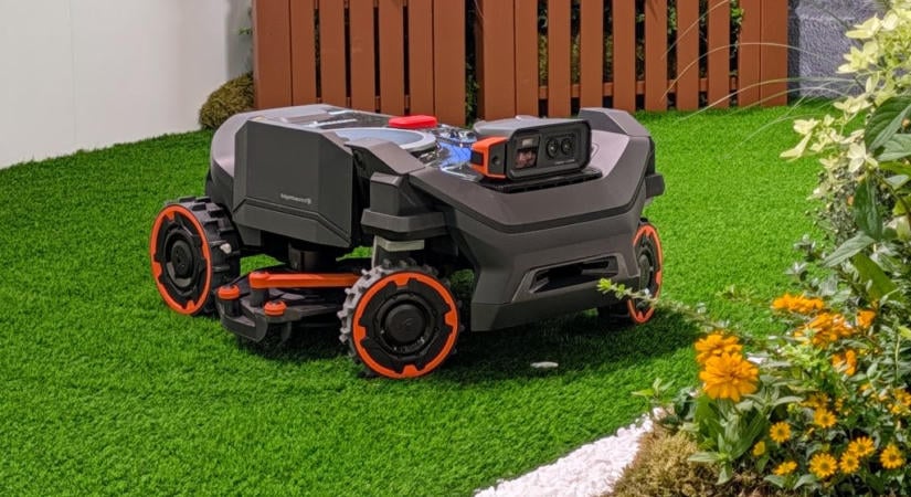 Ez a robotfűnyíró mechanikus kart kapott, hogy szépen le tudja nyírni a kert szegélyeit
