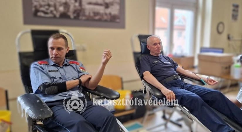 Véradással segítettek életet menteni a tűzoltók Veszprémben
