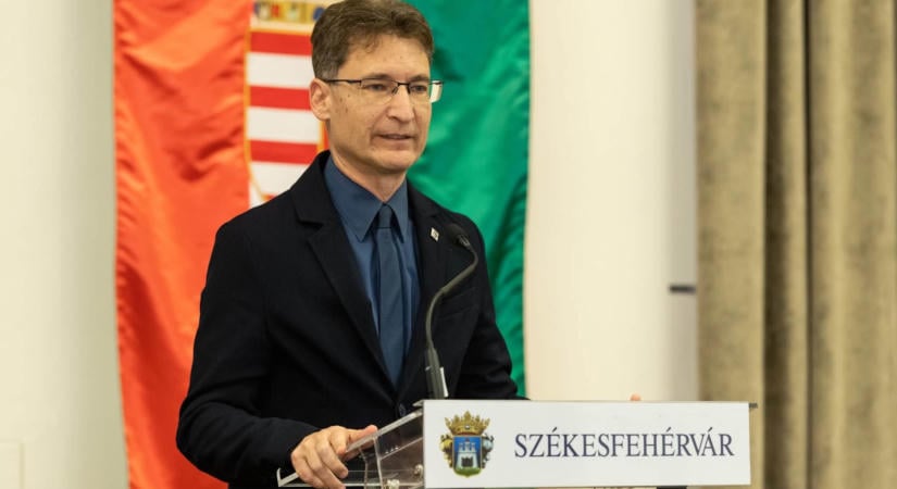 Cser-Palkovics András azon gúnyolódik, hogy valaki este vagy vasárnap küld adatigénylést az önkormányzatnak