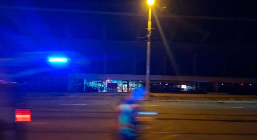 Motoros baleset történt a DVTK stadion előtt, a villamosközlekedés is leállhatott
