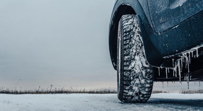 Autósok, figyelem! Idén télen ezek nélkül tilos elindulni!