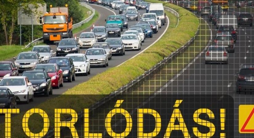 Árokba hajtott egy autó az M1-esen, hatalmas a dugó