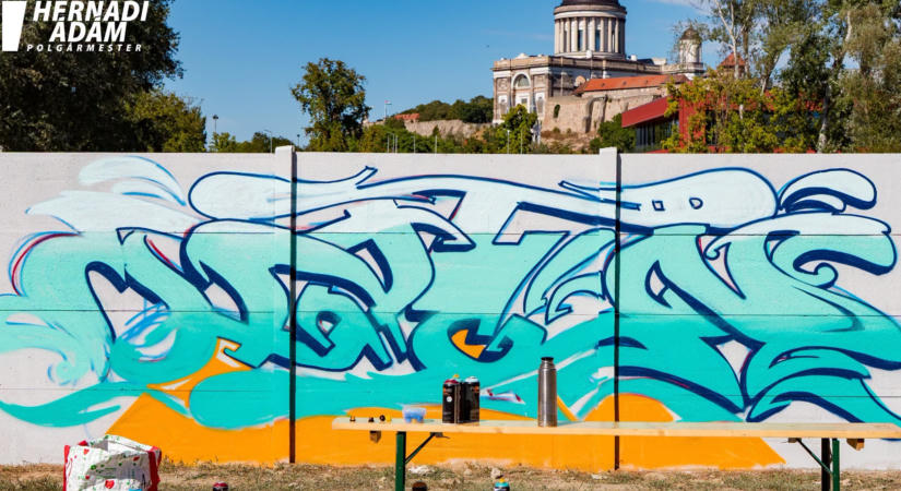 Új, 90 méteres graffiti falat adtak át Esztergomban