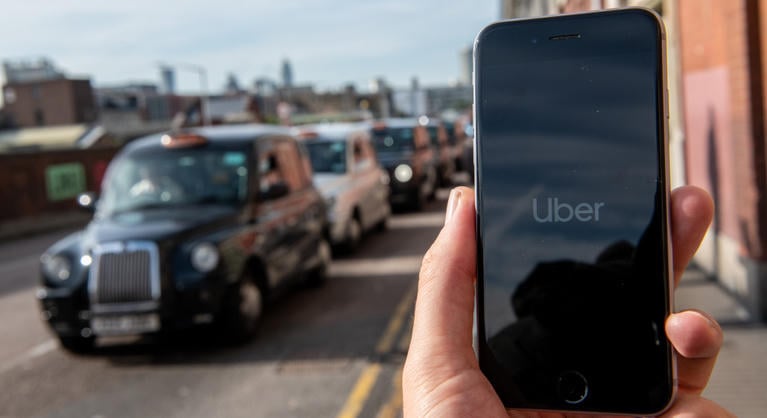 Az algoritmus nyomja le a fizetésüket, ezért perelnek az Uber-sofőrök