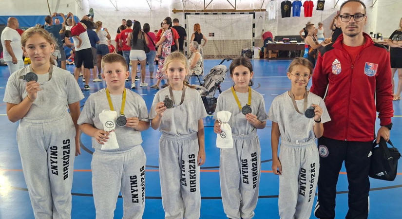 Fiúkkal is megküzdöttek a lepsényi lányok – öt éremmel tértek haza a nemzetközi tornáról