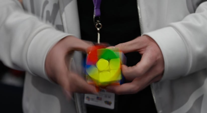 Három nap alatt kétszer is megdöntötte a női Rubik-kocka-világrekordot egy hatéves kínai kislány