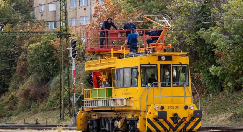 Vitézy Dávid: hétfő hajnalban újraindul a vonatforgalom a Déli pályaudvaron
