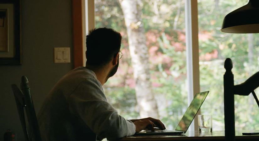 Home office: a munkaidő nyilvántartás kötelezettsége nem marad az irodában