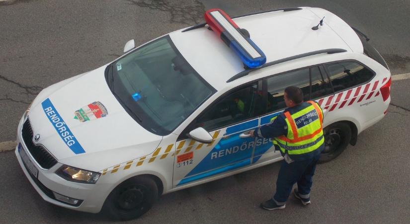 Kicsiket drogoztak be, gyerektemetőt találtak a forgalmas út mellett