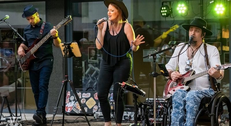 A Tom Kondor's Moonshine bluesra hangolata közönségét a Zsinagóga udvaron