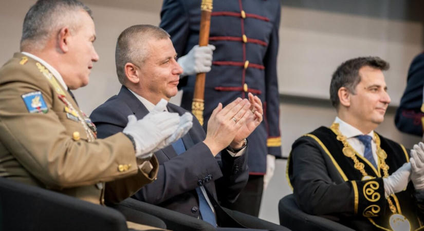 Ruszin-Szendi Romulusz honvédelmi miniszter üzenete: „Visszavárjuk a katonákat”