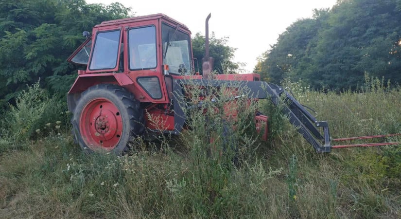 Traktort lopott a balga bőszénfai belga, azzal akart hazamenni, és el is jutott vele egészen messzire