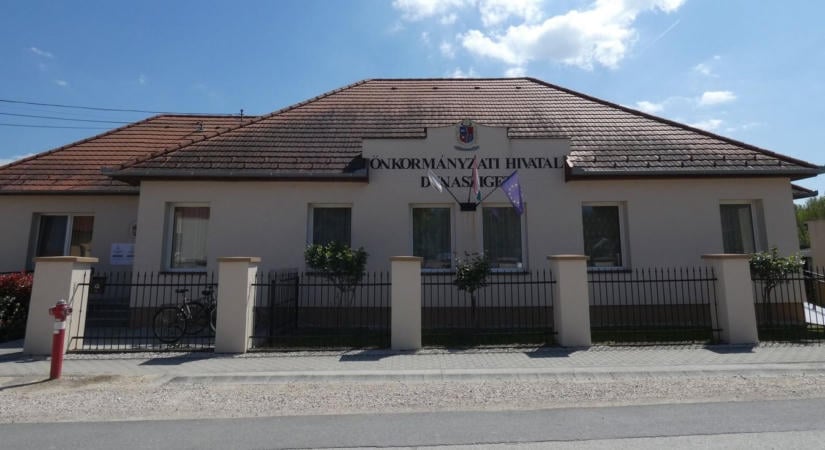 Lehallgatókészüléket találtak egy virágcserépben a szigetközi önkormányzati hivatalban