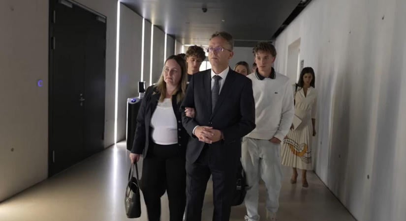 Orbán Viktor élőben közvetíti, ahogy Hankó Balázs megjelenik az ügyészség előtt: drámai videófelvétel a parlament épületében