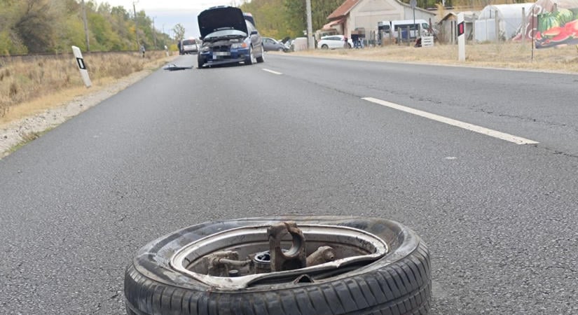 Durva balesettel végződött a krumplivásárlás – több tíz méterre repült az autó kereke  fotók