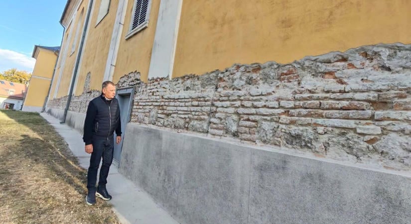 Látványos fázis jön Abonyban – teljesen megújul a katolikus templom tornya és barokk sisakja