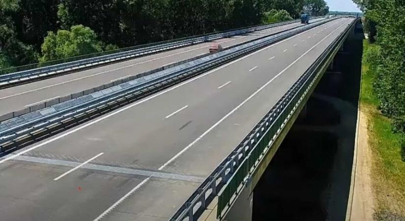 Horror: forgalommal szemben ment egy autó az M4-esen