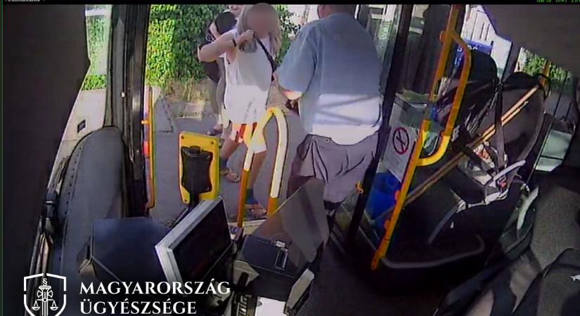Balhé a buszmegállóban: nem volt hajlandó szájkosarat tenni a kutyájára, inkább bemosott ököllel a sofőrnek