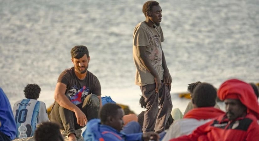 Elözönlötték a strandot, ki kellett üríteni a partszakaszt – Ceutában nem csitul a migránsválság