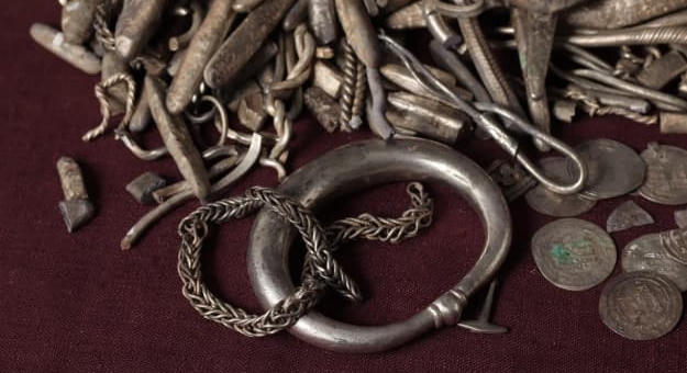Viking ezüstkincset talált a kertjében egy dán férfi