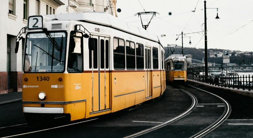 A pulóverénél fogva rángatott le egy nőt a 4–6-os villamosról az ellenőr – videó készült az esetről