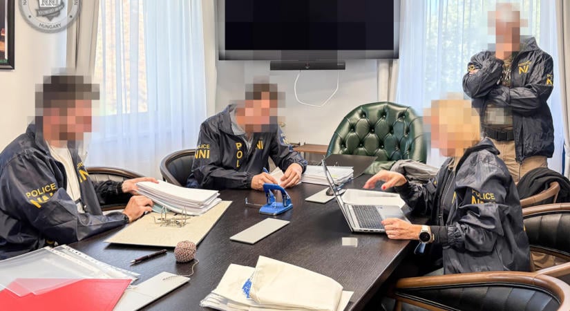 Az Alapjogokért Központ háttércégénél tartanak házkutatást az NNI nyomozói