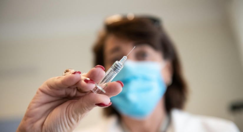 Kétféle Covid-vakcina érkezik az idei szezonra, a tiszti főorvos az oltások patikai beadását is támogatná