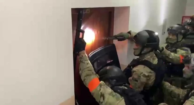Fegyvereket, késeket és Molotov-koktélokat is bevethettek volna a választás napján