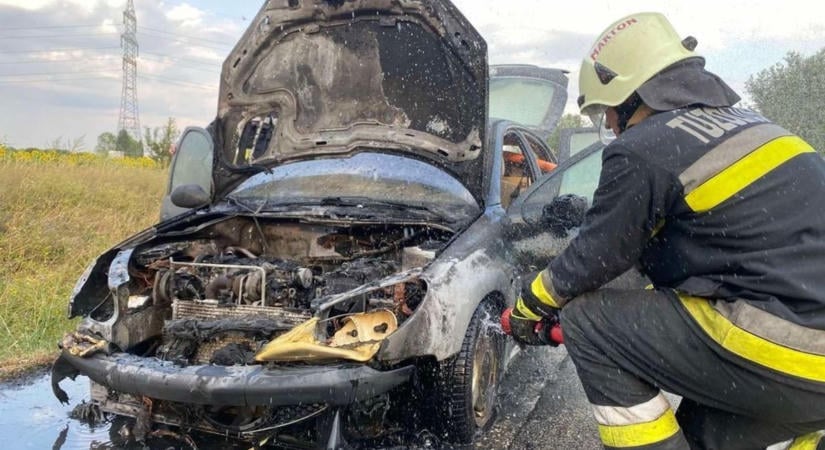 Lángba borult egy autó az M7-esen, Székesfehérvárnál csaptak fel a lángok