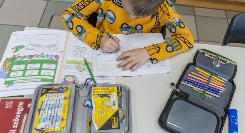 „Nem a betűkkel kellene kezdeni az olvasást” – Fóti Péter szerint a gyerekek nem úgy tanulnak, ahogy az iskola tanítja őket