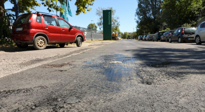 Egy nap után otthagyták az útfelújítást a kivitelezők, másfél hónapja nincs befejezve