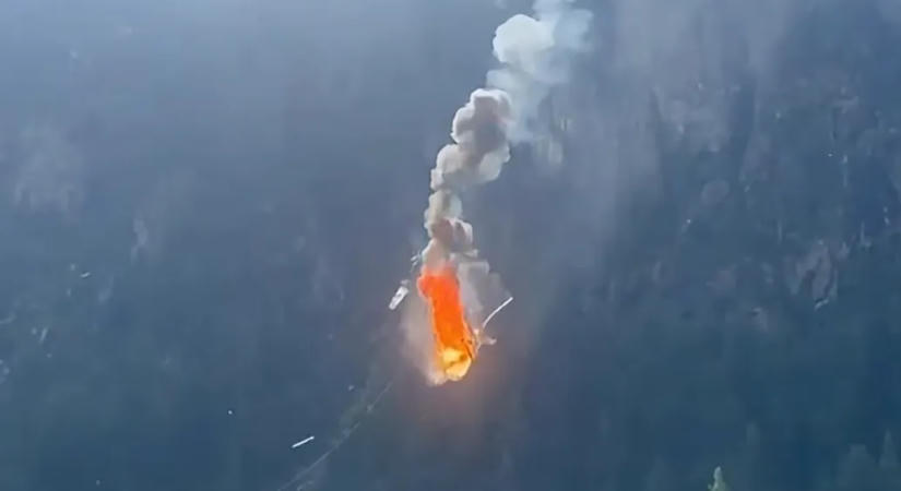 Videón, ahogy drótkötélbe akad és lángolva a földbe csapódik egy helikopter Olaszországban