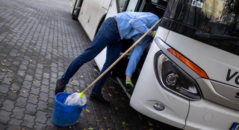 Seszták Miklósig és Tiborcz Istvánig érhet el a Volánbusz-ügy